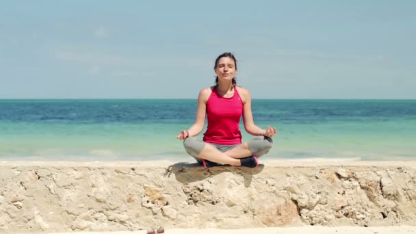 Mulher meditando junto ao mar — Vídeo de Stock