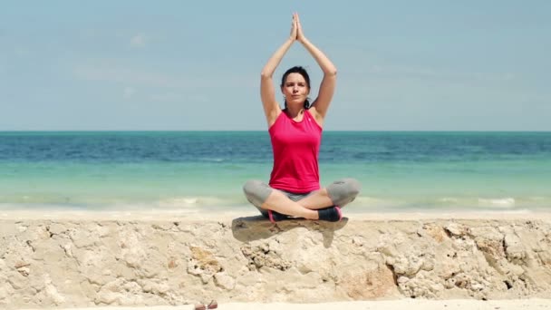 Donna che medita sulla spiaggia — Video Stock