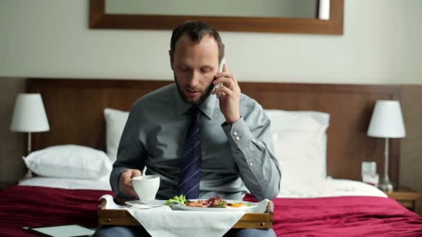 Empresario hablando por celular — Vídeos de Stock