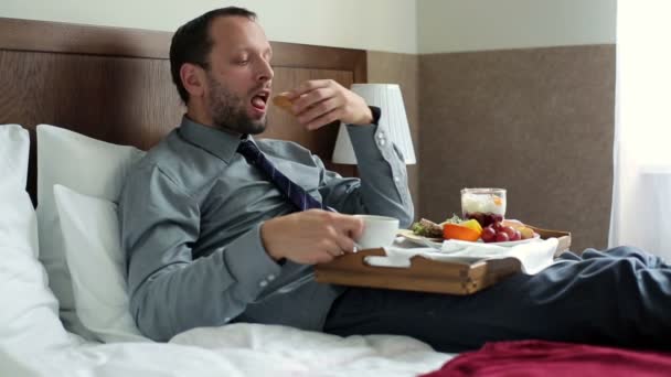 Businessman eating breakfast — Stock Video