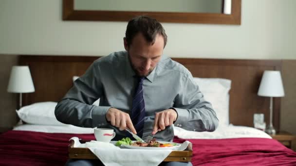 Hombre de negocios desayunando — Vídeo de stock