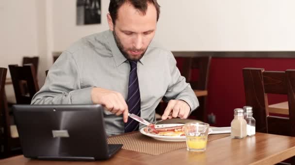 Zakenman eten ontbijt — Stockvideo