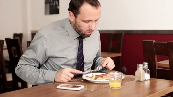 Businessman eating breakfast — Stock Video