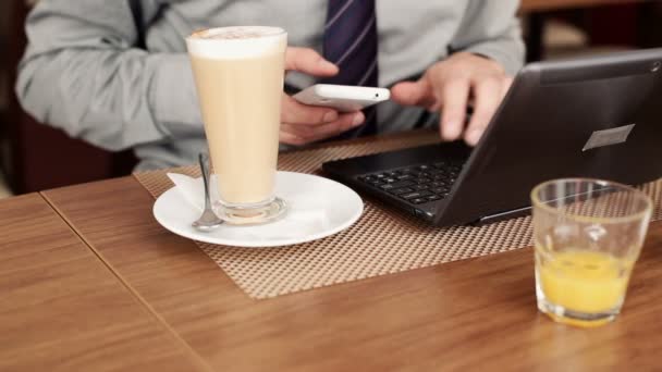 Businessman with laptop and smartphone — Stock Video