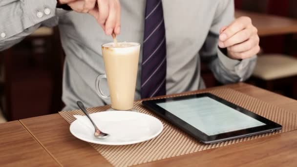 Geschäftsmann steckt Zucker in Kaffee — Stockvideo