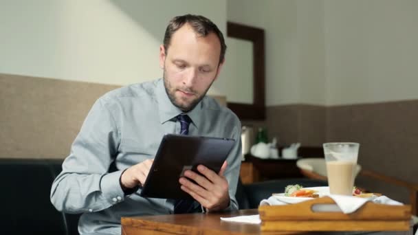 Biznesmen z tabletem — Wideo stockowe