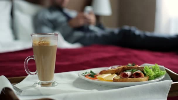 Bandeja de madeira com café da manhã — Vídeo de Stock