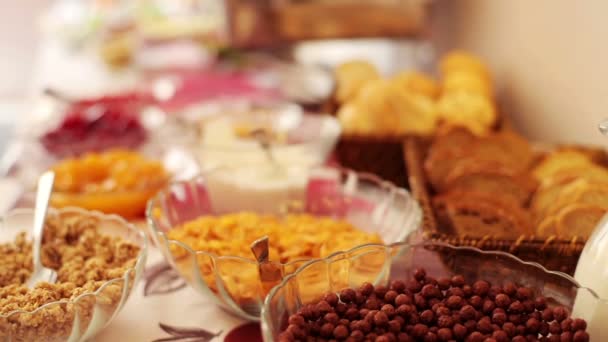 Table pleine d'aliments savoureux — Video