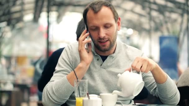 Facet rozmawiający przez komórkę — Wideo stockowe