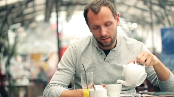Muž pourirng a pití čaje — Stock video