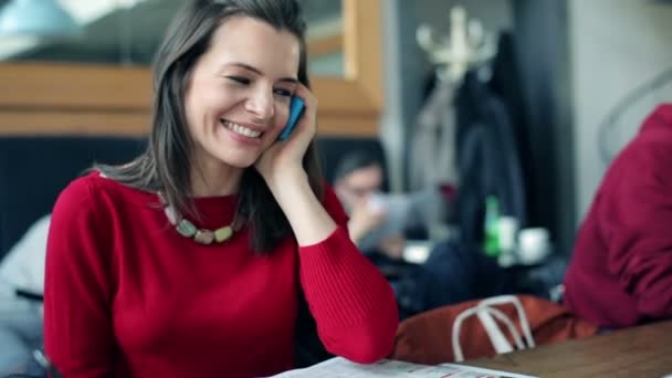 Vrouw in gesprek op mobiele telefoon — Stockvideo