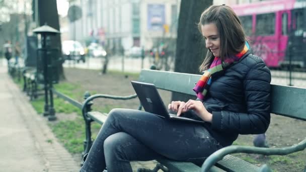 Женщина заканчивает работу на ноутбуке — стоковое видео
