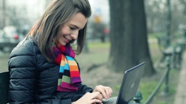 Mujer trabajando en el ordenador portátil — Vídeos de Stock