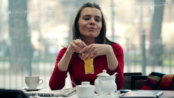 Γυναίκα πίνοντας χυμό — Αρχείο Βίντεο
