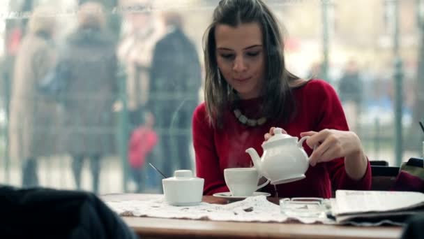 Mujer tomando té en la cafetería — Vídeos de Stock