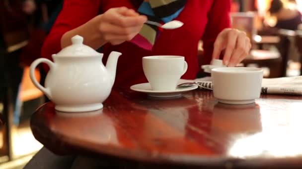 Femme buvant du café au café — Video