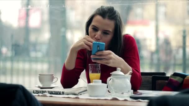 Woman texting on smartphone — Stock Video