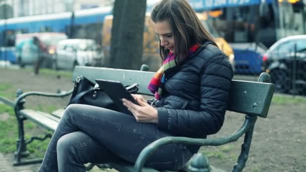 Femme avec comprimé sur banc — Video