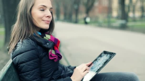 Vrouw met tablet in het park — Stockvideo