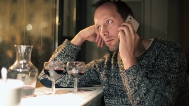 Мужчина разговаривает по телефону — стоковое видео