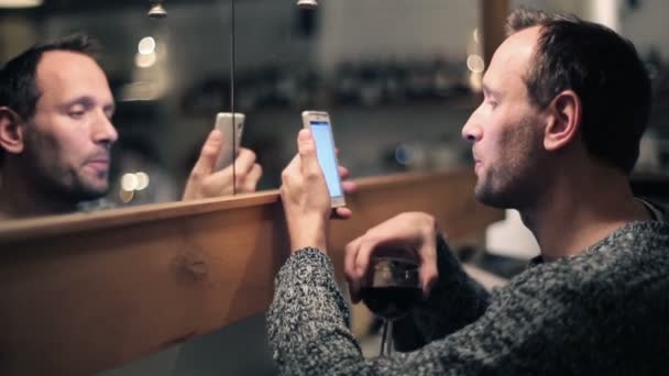 Человек пишет смс на смартфоне — стоковое видео
