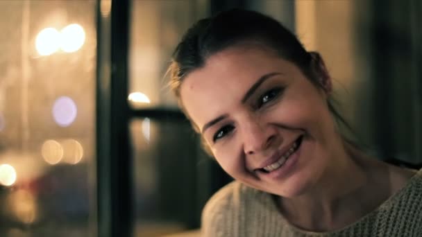 Mujer sonriendo a la cámara — Vídeos de Stock