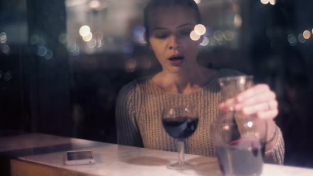 Şarap içen kadın — Stok video