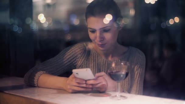 Mujer usando smartphone — Vídeo de stock