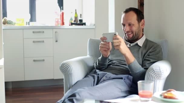 Homme jouant jeu sur smartphone — Video