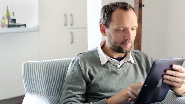 Homem bonito com tablet — Vídeo de Stock