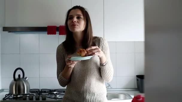 WOMAN Comer croissant — Vídeo de Stock