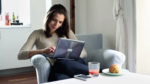 Mulher com laptop moderno — Vídeo de Stock