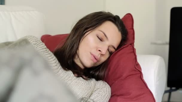 Woman sleeping on sofa — Stock Video