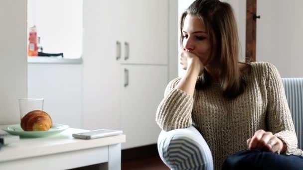 Mujer sentada en un sofá — Vídeos de Stock