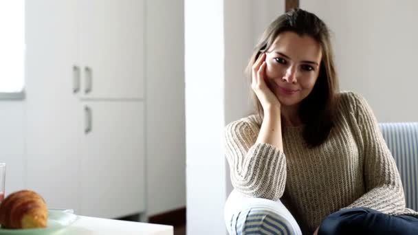 Mujer sentada en sillón — Vídeos de Stock