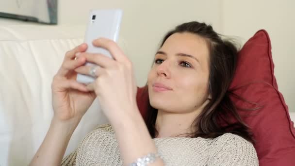 Mulher com smartphone — Vídeo de Stock