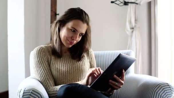 Attractive woman with tablet — Stock Video