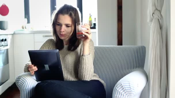 Mujer leyendo libro en tableta — Vídeo de stock