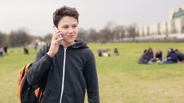 Teenage talking on cellphone — Stock Video