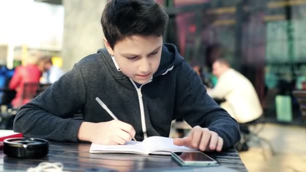 Adolescente haciendo tarea — Vídeo de stock