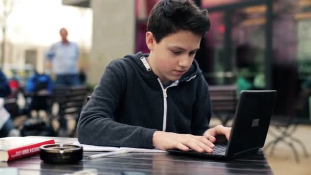 Tonåring som gör läxor — Stockvideo