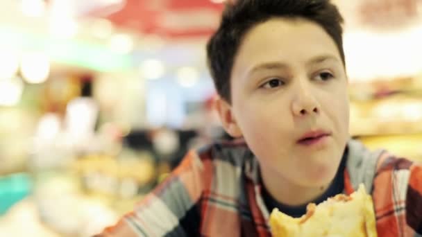 Харчування сендвіч підліток — стокове відео