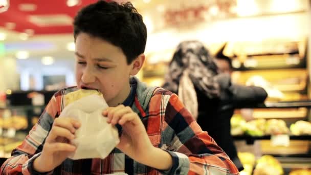 Adolescente comiendo sándwich — Vídeos de Stock