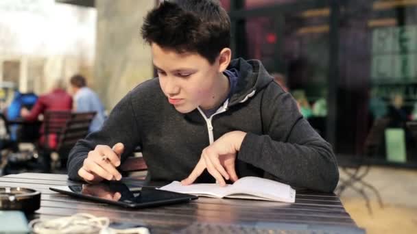 Хлопчик робить домашнє завдання — стокове відео