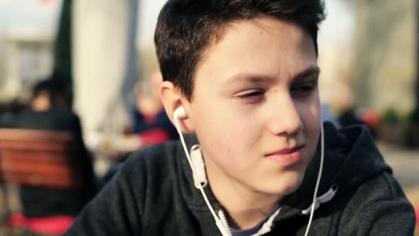 Adolescente ascoltare musica — Video Stock