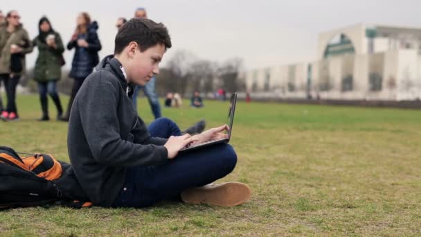 Teenager arbeitet am Laptop — Stockvideo