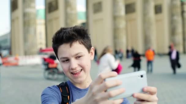 Teenager taking selfie photo — Stock Video