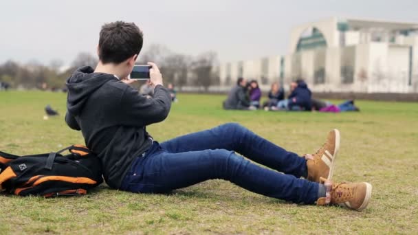 Adolescent prenant une photo — Video