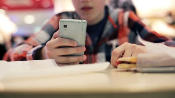 Adolescente manos mensajes de texto en el teléfono inteligente — Vídeos de Stock