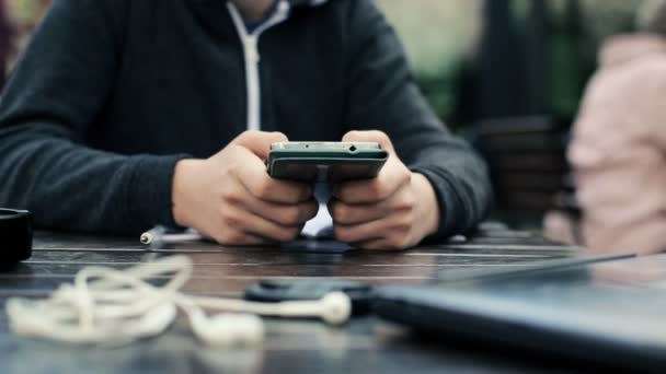 Teenager hands texting on smartphone — Stock Video